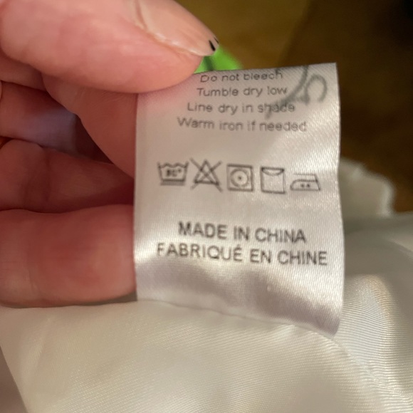 Large cream colored jacket. It’s a good looking jacket. Puffer. No tears. - Picture 7 of 13